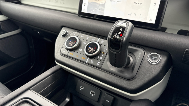 Land Rover Defender 3.0 D200 SE 110 5dr Auto Diesel Estate